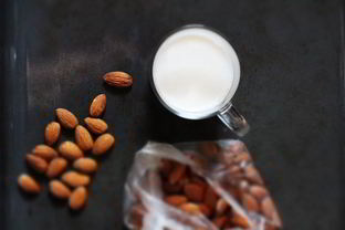 Быстрое миндальное молоко