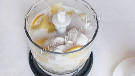 коктейль из шампанского с мороженым и ананасом