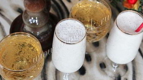 коктейль из шампанского с мороженым и ананасом