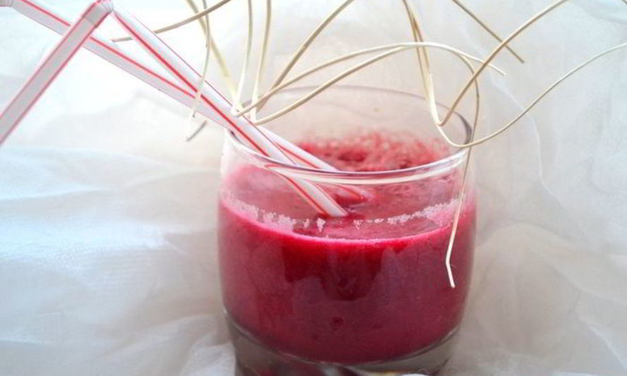 Рецепт коктейля свекольно-томатный с сельдереем, базиликом и авокадо