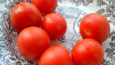 коктейль свекольно-томатный с сельдереем, базиликом и авокадо