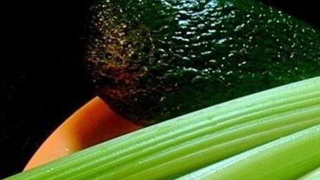 коктейль свекольно-томатный с сельдереем, базиликом и авокадо