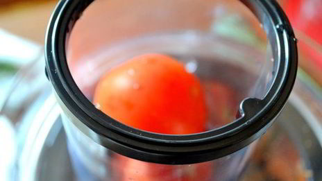 коктейль свекольно-томатный с сельдереем, базиликом и авокадо