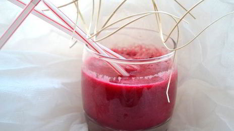 коктейль свекольно-томатный с сельдереем, базиликом и авокадо