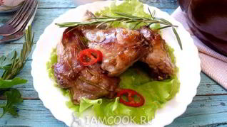 Кролик с вином и пряными травами в духовке