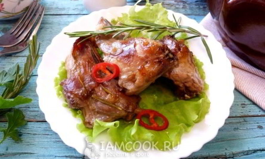 Рецепт кролика с вином и пряными травами в духовке