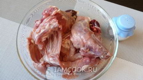 кролик с вином и пряными травами в духовке