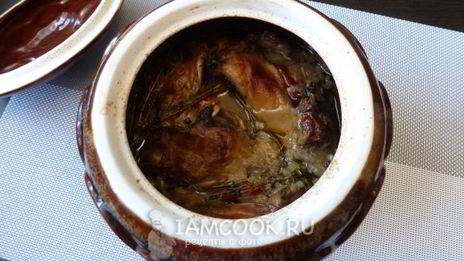 кролик с вином и пряными травами в духовке