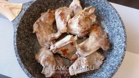 кролик с вином и пряными травами в духовке