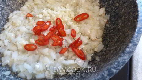 кролик с вином и пряными травами в духовке