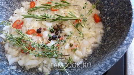 кролик с вином и пряными травами в духовке