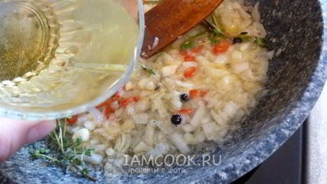 кролик с вином и пряными травами в духовке