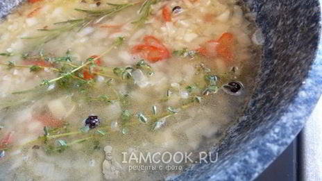 кролик с вином и пряными травами в духовке