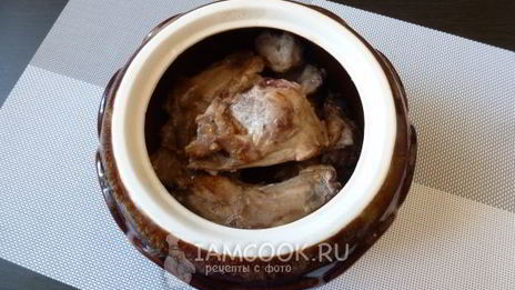 кролик с вином и пряными травами в духовке