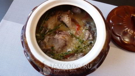 кролик с вином и пряными травами в духовке