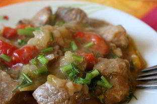 Свинина, тушеная с вином и перцем