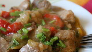 Свинина, тушеная с вином и перцем