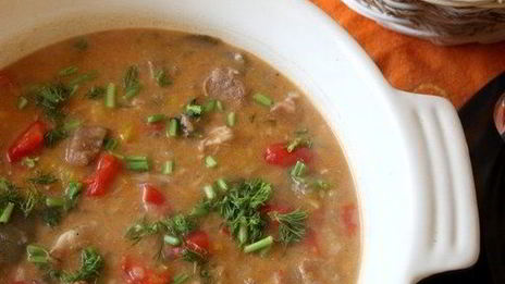 свинина, тушеная с вином и перцем