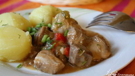 свинина, тушеная с вином и перцем