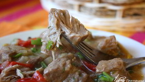 свинина, тушеная с вином и перцем