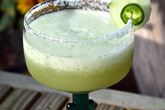 Мексиканский коктейль Маргарита с перцем и огурцом