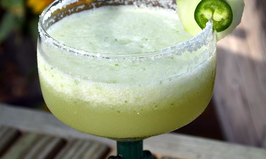 Рецепт мексиканского коктейля маргариты с перцема и огурцома