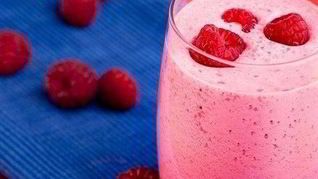 Освежающий молочный коктейль с малиной