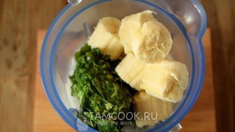 зеленый коктейль с арахисовой пастой