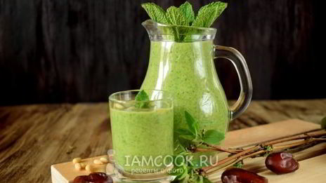 зеленый коктейль с арахисовой пастой