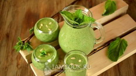 зеленый коктейль с арахисовой пастой