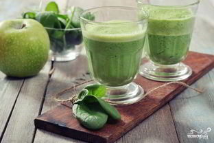 Зеленый коктейль с черносливом