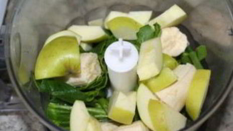 зеленый коктейль с черносливом