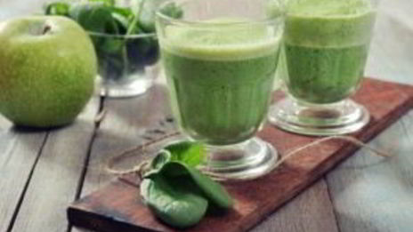 зеленый коктейль с черносливом