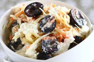 Капустный салат с виноградом и йогуртом