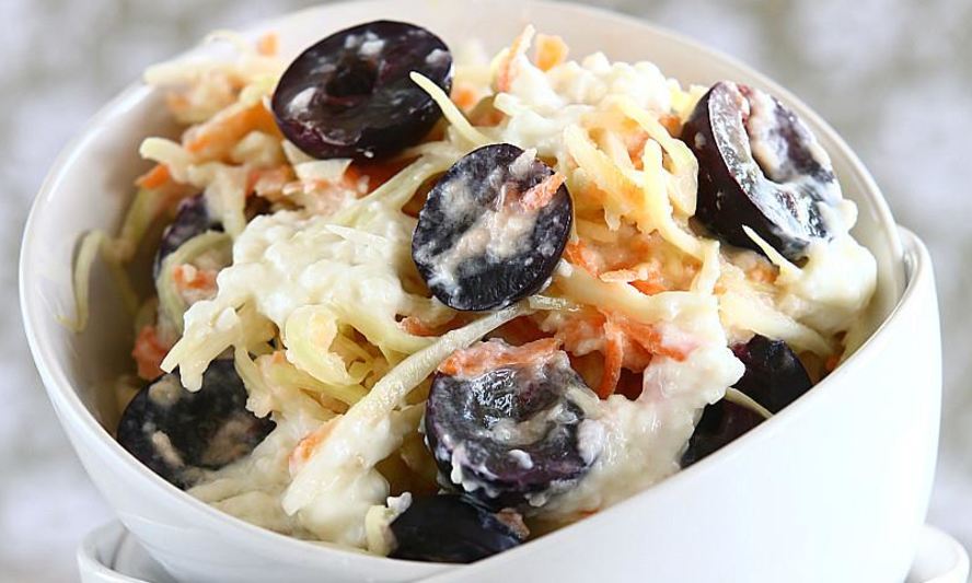 Рецепт капустного салата с виноградом и йогуртом