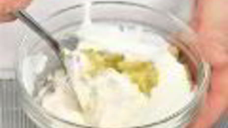 капустный салат с виноградом и йогуртом