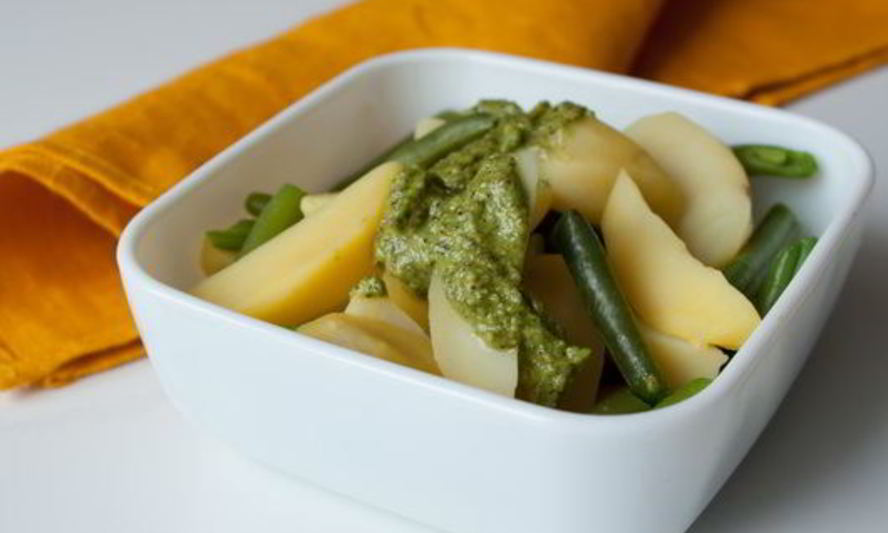 Рецепт картофельного салата с зеленой фасолью и песто