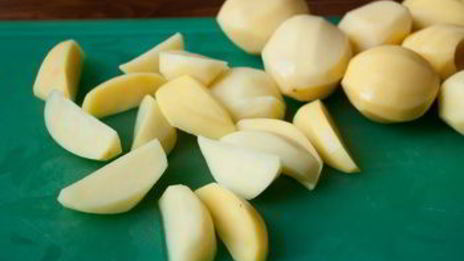 картофельный салат с зеленой фасолью и песто