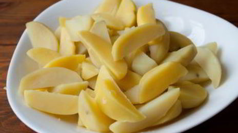 картофельный салат с зеленой фасолью и песто