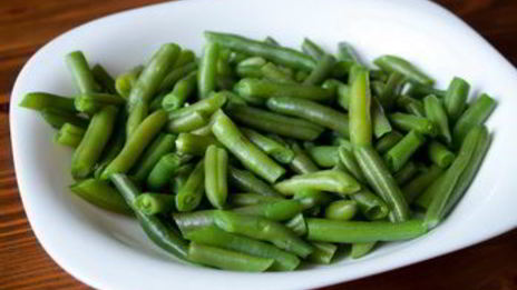 картофельный салат с зеленой фасолью и песто