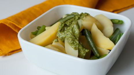 картофельный салат с зеленой фасолью и песто