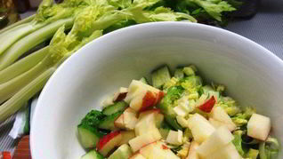 Легкий салат с сельдереем, куриным филе и яблоками