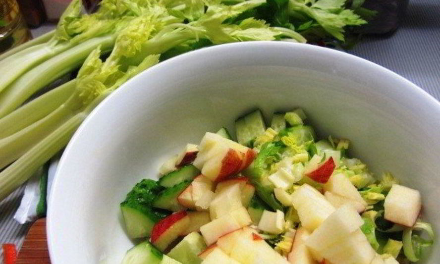 Рецепт легкого салата с сельдереем, куриным филе и яблоками