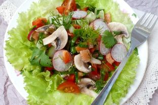 Овощной салат с копченой семгой