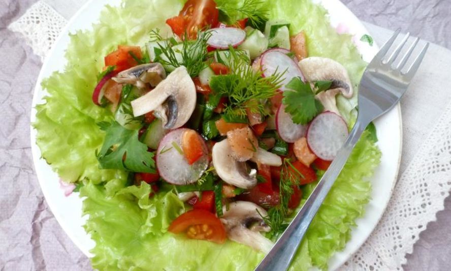 Рецепт овощного салата с копченой семгой