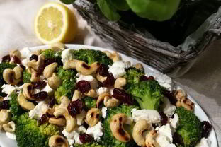 Салат из брокколи с брынзой и орехами