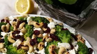 Салат из брокколи с брынзой и орехами