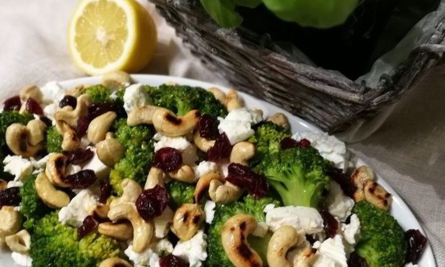 Рецепт салата из брокколи с брынзой и орехами