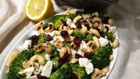 салат из брокколи с брынзой и орехами