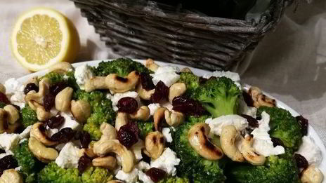 салат из брокколи с брынзой и орехами